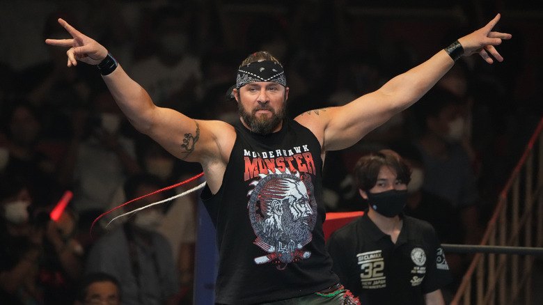 Lance Archer posing