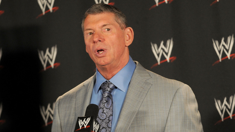 Vince McMahon habla con un reportero de WWE