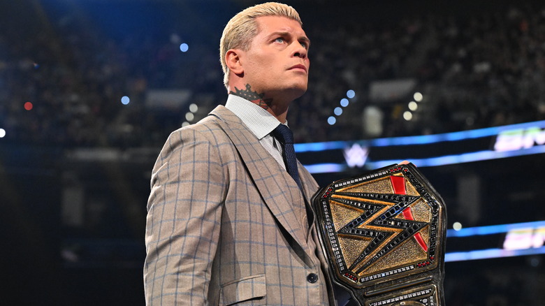 Cody Rhodes sosteniendo el campeonato de la WWE indiscutible