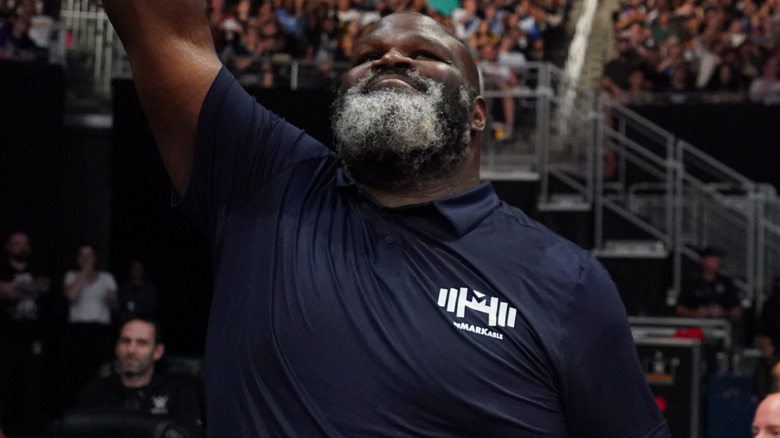 mark henry posing ringside