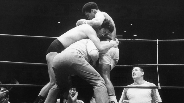 Antonio Inoki tangles with Muhammed Ali in their 1976 fight