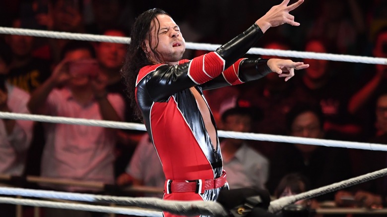 Shinsuke Nakamura posing