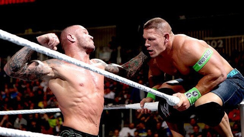 Randy Orton golpea a John Cena en la esquina.