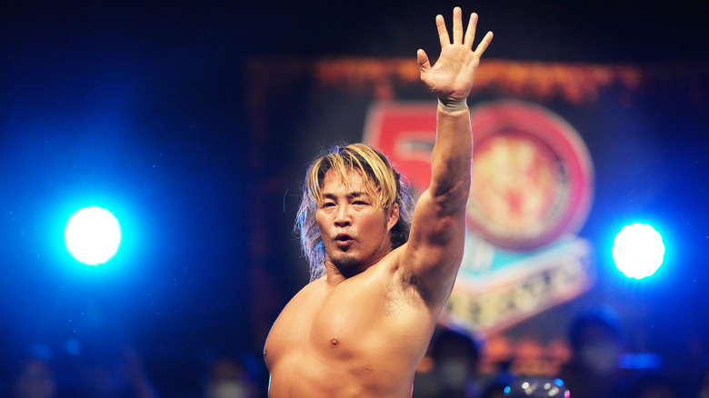 Hiroshi Tanahashi raises a hand