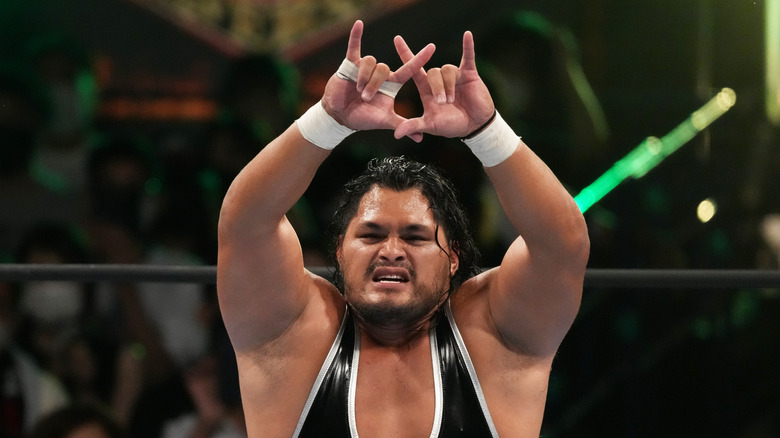 Jeff Cobb throws up the crown