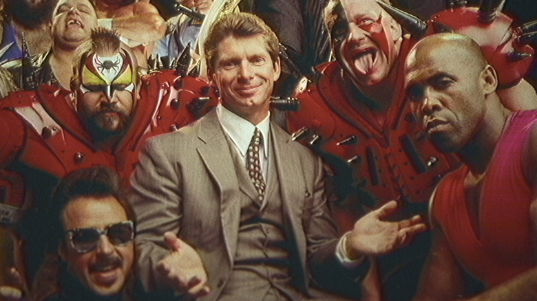 Fotografía de Vince McMahon con luchadores de la WWF