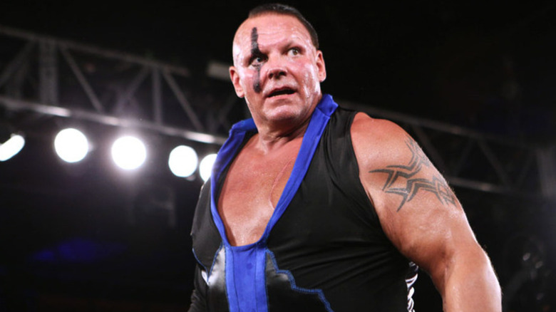 PCO wearing black and blue ring gear