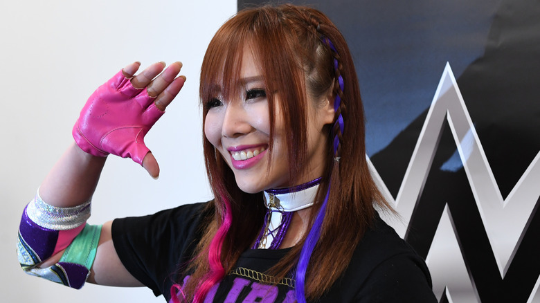 Kairi Sane saluting