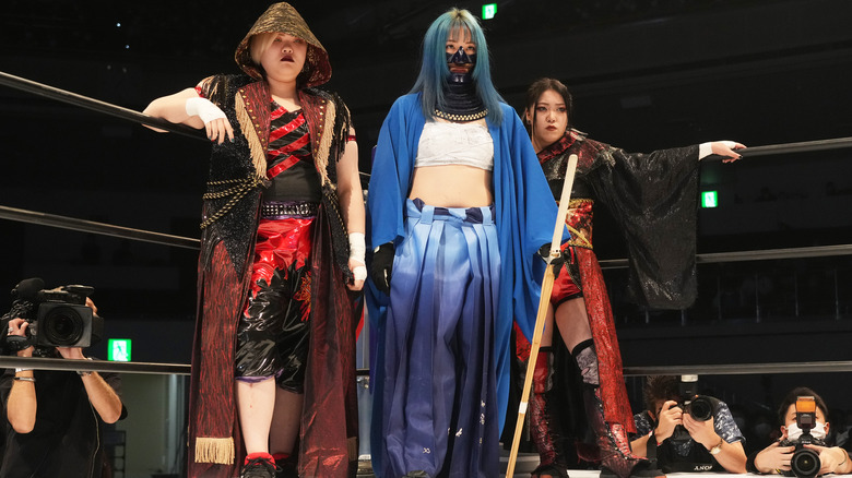 Prominence members Kurumi Hiragi, Suzu Suzuki, and Risa Sera before their match