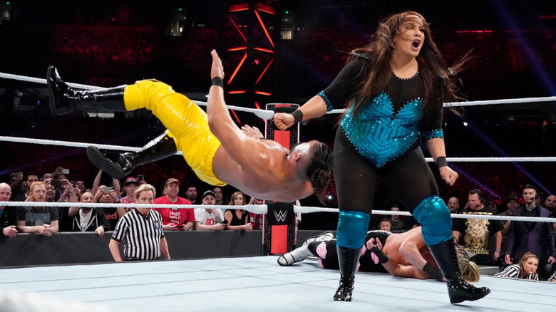 Nia Jax clotheslines Andrade in the men's Royal Rumble