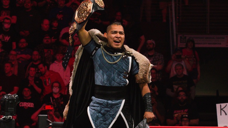 El Hijo del Vikingo holds up the AAA Mega Championship