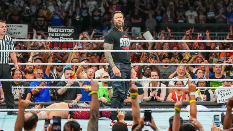 Roman Reigns stands in the middle of the ring after returning at SummerSlam and taking out Solo Sikoa.