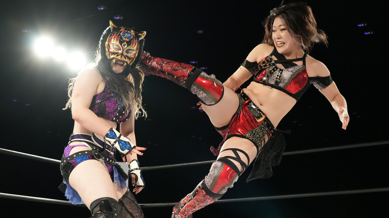 Suzu Suzuki of Prominence kicking Starlight Kid STARDOM