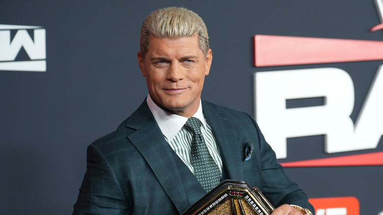 Cody Rhodes sonriendo en la alfombra roja