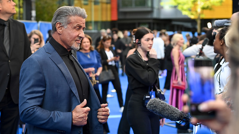 Stallone speakning with reporters