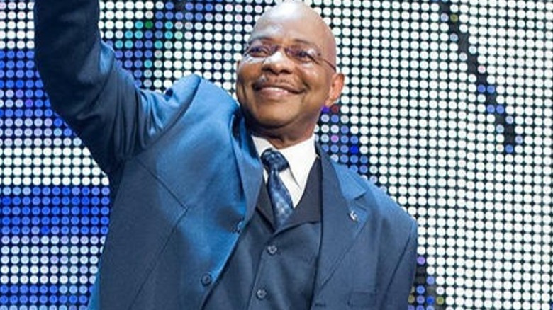 Teddy Long waving 