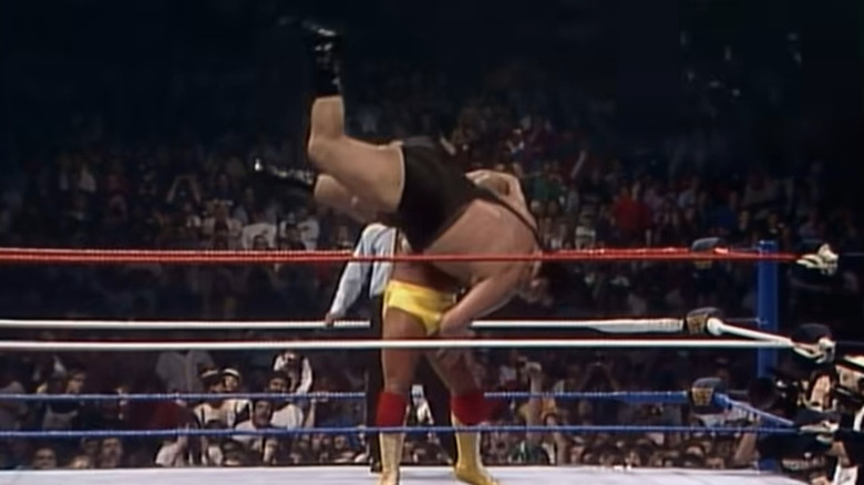 Hogan bodyslams Andre
