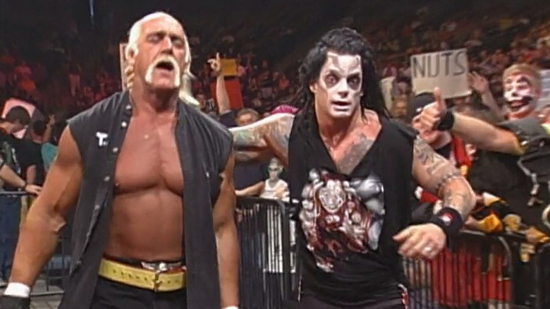 Vampiro grabs Hogan