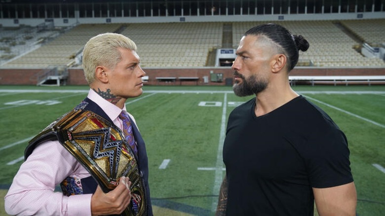 Cody Rhodes y Roman Reigns se enfrentan en el campo de fútbol de Georgia Tech