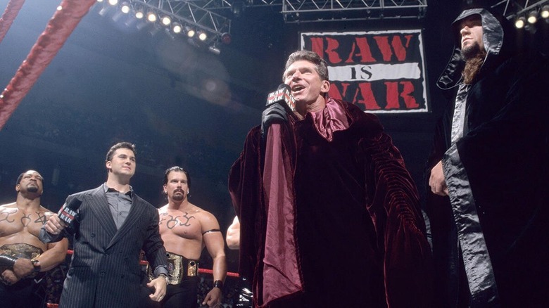 Farooq, Shane McMahon, Bradshaw, Vince McMahon y El Enterrador