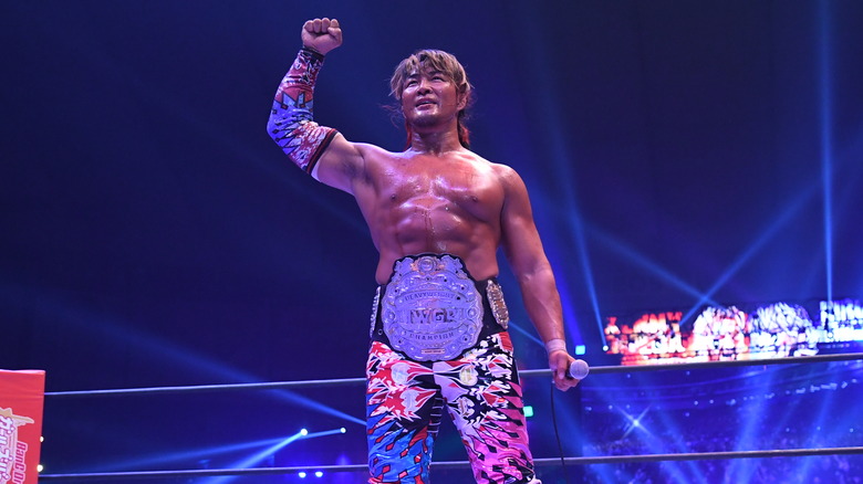Hiroshi Tanahashi wearing the IWGP Heavyweight Championship