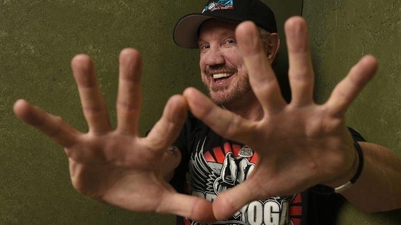 DDP flashing the sign for the Diamond Cutter