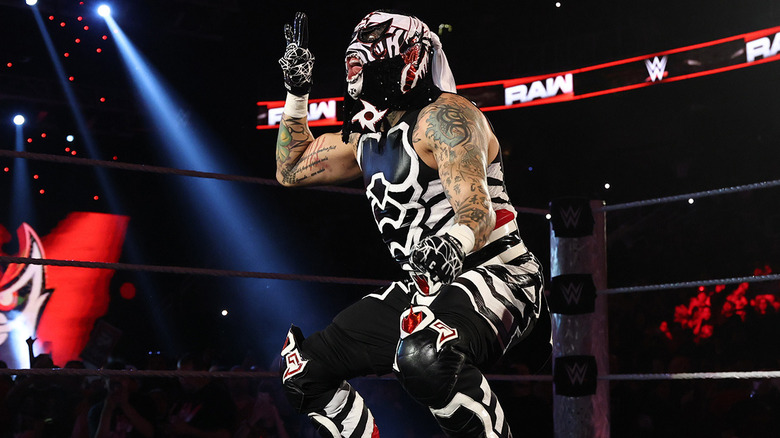 Penta posing in the ring during his WWE Raw debut