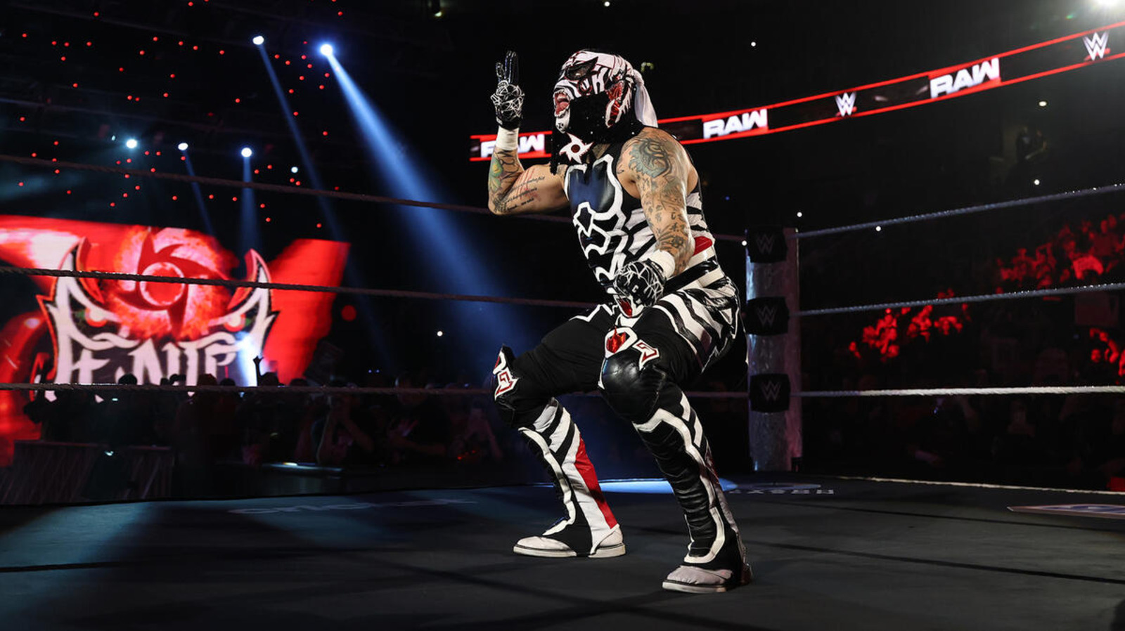 Triple H Takes Photo With New WWE Star Penta, Points To 'Lucha Brothers' On His Glove