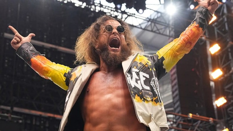 Juice Robinson gives the "Guns Up" signal to the crowd before a match