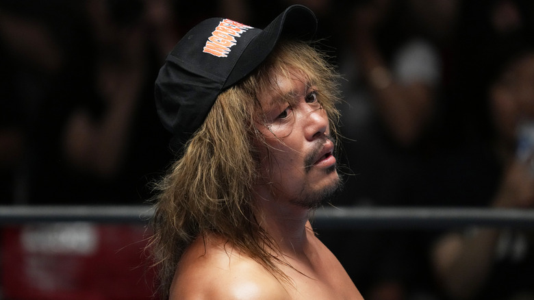 Tetsuya Naito in a Los Ingobernables baseball cap