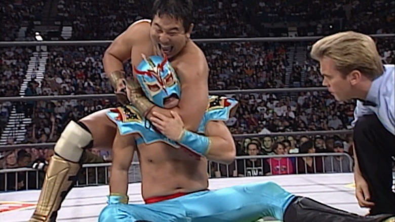 Yuji Nagata with a headlock on Ultimo Dragon at WCW Halloween Havoc 1997