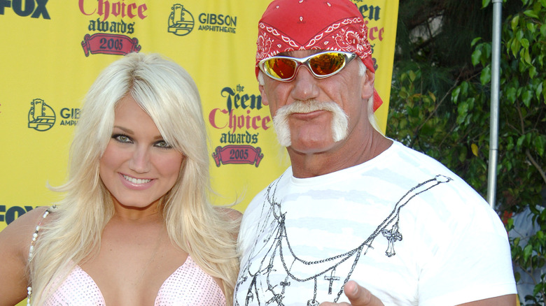 Brooke Hogan y Hulk Hogan durante los Teen Choice Awards 2005 - Llegadas al Anfiteatro Gibson en Universal City, California, Estados Unidos.