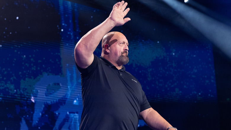 Paul Wight waves to the fans