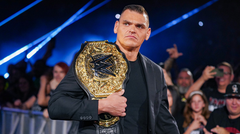 El campeón mundial de peso pesado, GUNTHER, ingresa a la arena durante Monday Night RAW en Ball Arena el 2 de septiembre de 2024 en Denver, Colorado.