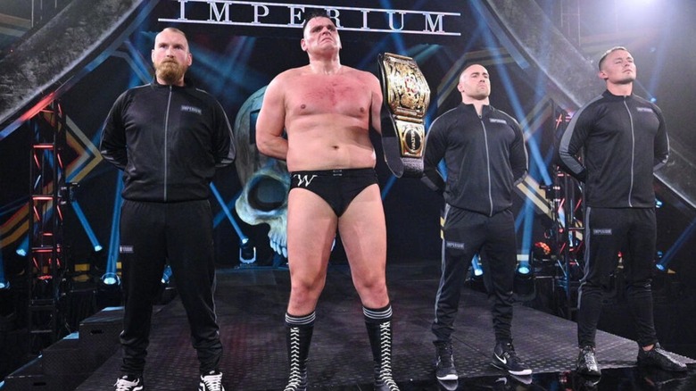 GUNTHER posee el Campeonato NXT UK en el escenario junto a sus compañeros de Imperium después de una exitosa defensa del título.