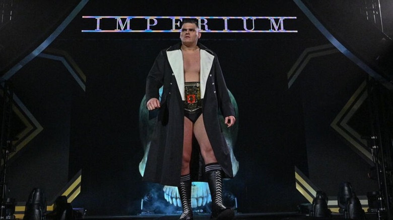 GUNTHER de Imperium habla por la rampa, vistiendo el Campeonato NXT UK antes de un combate.