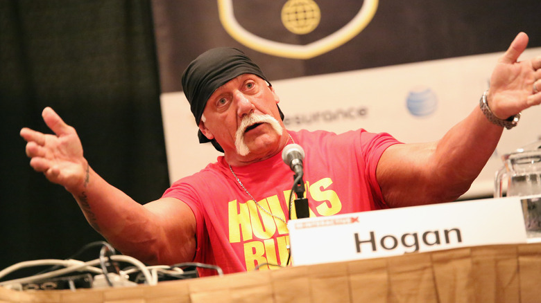 El miembro del Salón de la Fama de la WWE, Hulk Hogan, habla en el escenario en 'Hit A Home Run with Content Creation and Streaming' durante el Festival SXSW Music, Film + Interactive Festival 2015 en el Four Seasons Hotel el 15 de marzo de 2015 en Austin, Texas.