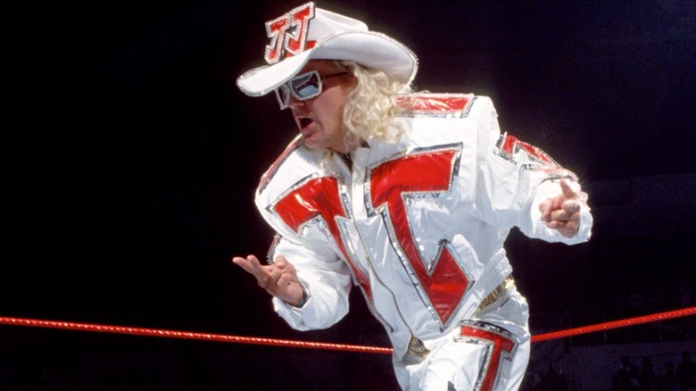 Jeff Jarrett baila y posa en el ring antes de un combate en la entonces WWF.