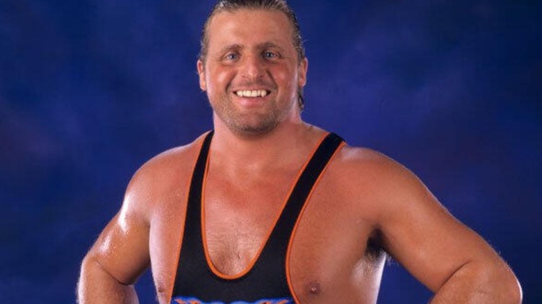 Owen Hart posa entre bastidores luciendo la Eurocopa.