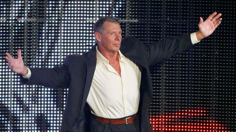 El presidente de World Wrestling Entertainment Inc., Vince McMahon, se presenta durante el show de WWE Monday Night Raw en el Thomas & Mack Center el 24 de agosto de 2009 en Las Vegas, Nevada.