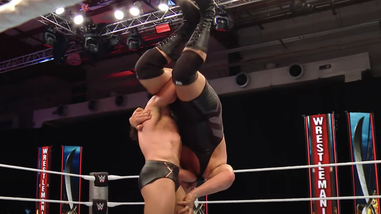 Drew McIntyre body slams The Big Show