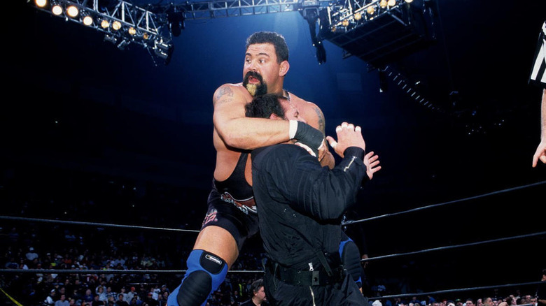 Rick Steiner implements headlock
