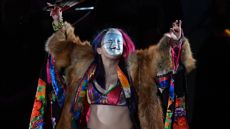 Asuka making her entrance wearing a kabuki mask