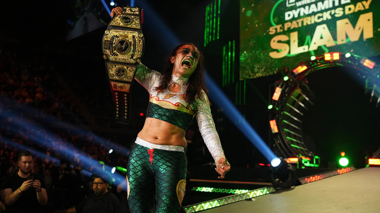 Thunder Rosa raises her title