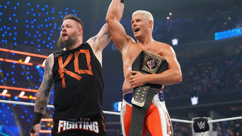 Kevin Owens levanta el brazo de Cody Rhodes