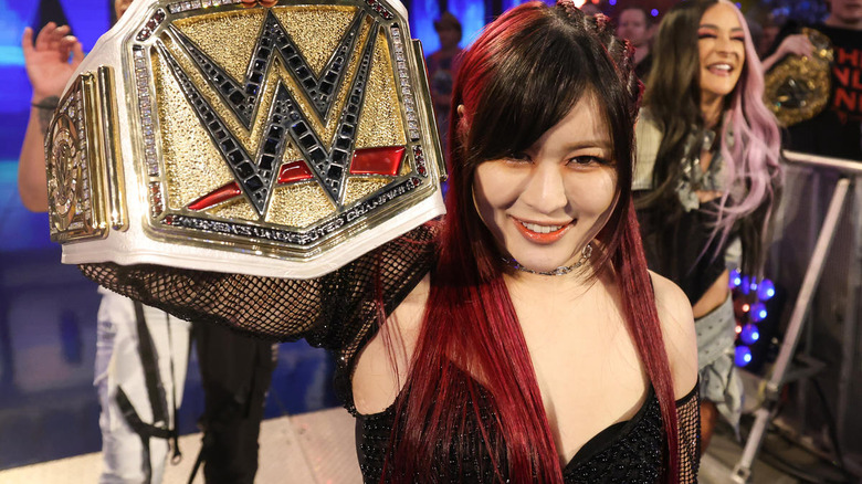 IYO SKY holds up her title