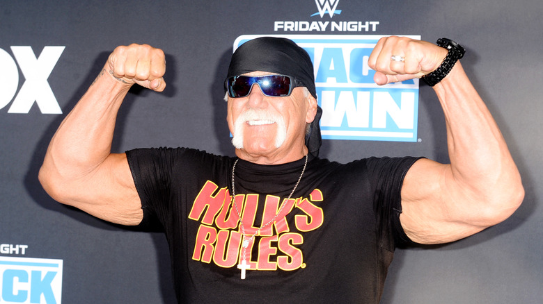 Hulk Hogan flexing