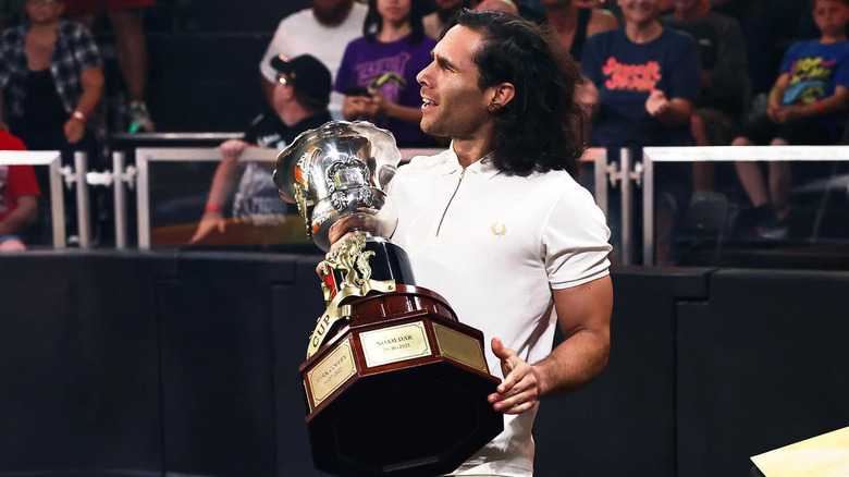 Noam Dar with the Heritage Cup