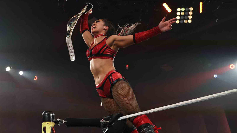 Roxanne Perez holds up women's title