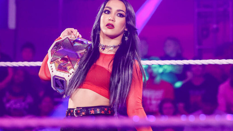 Roxanne Pérez sosteniendo el Campeonato Femenino WWE NXT